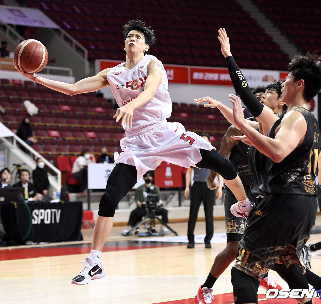 20일 ‘2020~2021 현대모비스 프로농구’ KGC인삼공사와 SK의 경기에서 3쿼터 SK 김선형이 슛을 시도하고 있다. /sunday@osen.co.kr