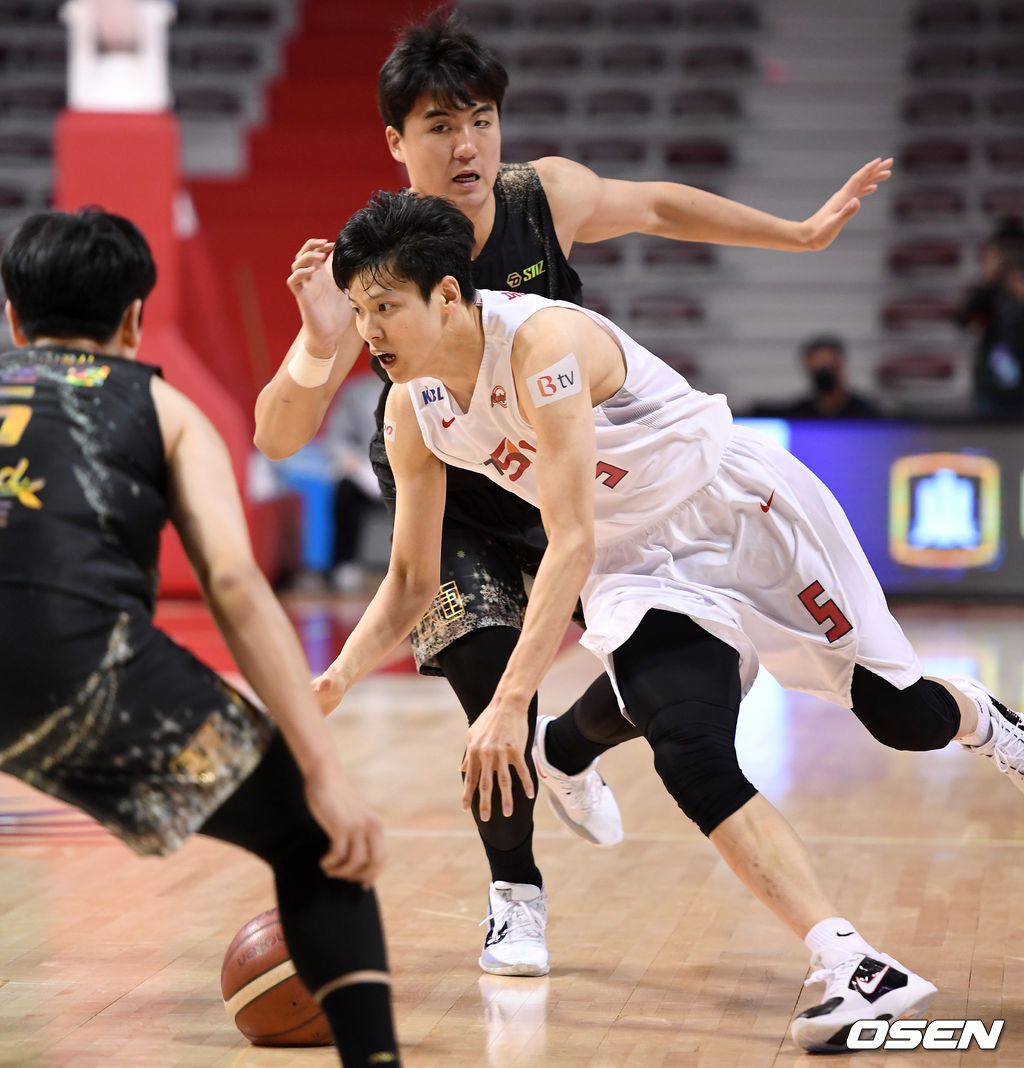 20일 ‘2020~2021 현대모비스 프로농구’ KGC인삼공사와 SK의 경기에서 3쿼터 SK 김선형이 드리블 돌파를 시도하고 있다. /sunday@osen.co.kr
