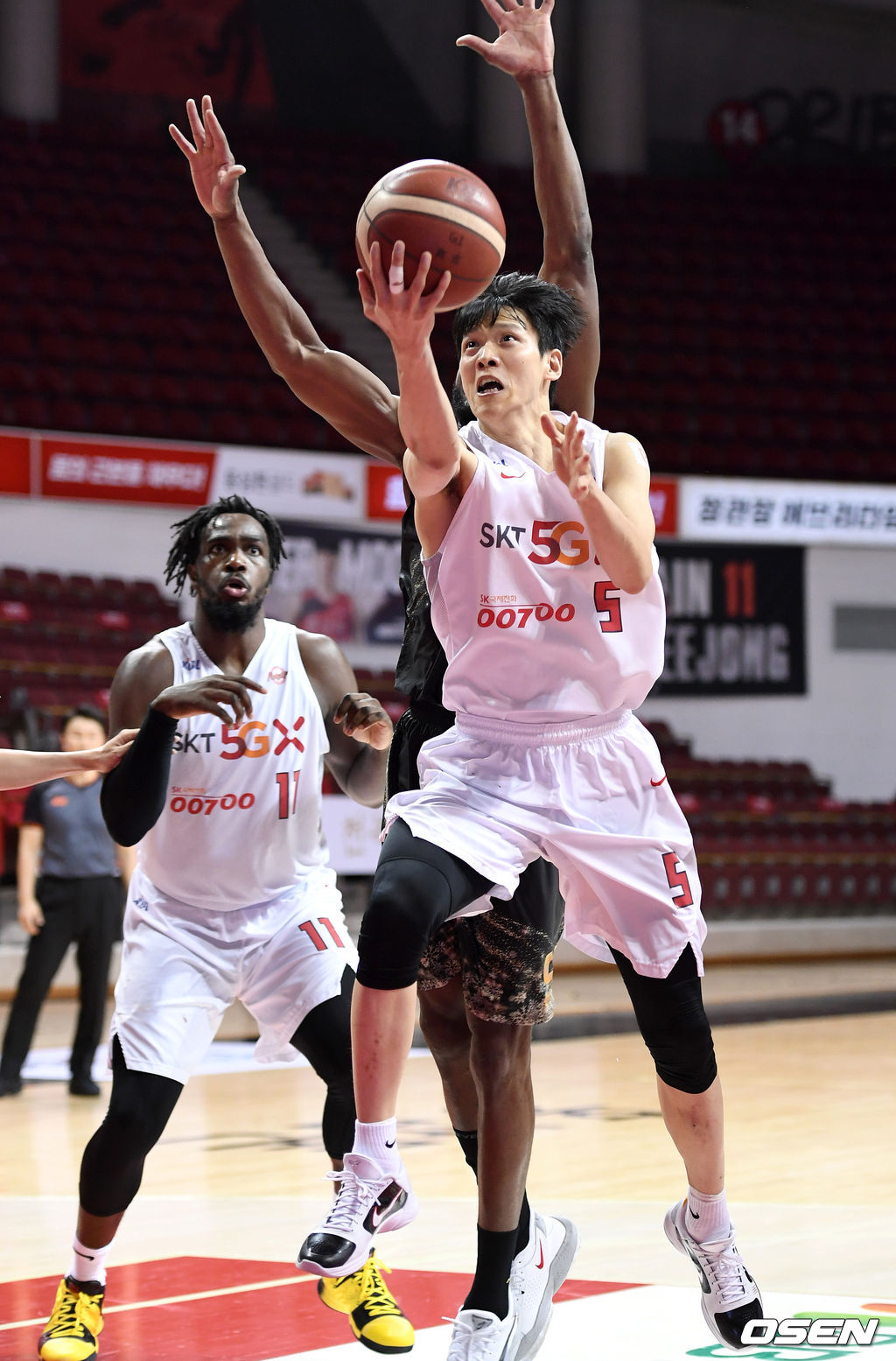 20일 ‘2020~2021 현대모비스 프로농구’ KGC인삼공사와 SK의 경기에서 4쿼터 SK 김선형이 슛을 시도하고 있다. /sunday@osen.co.kr