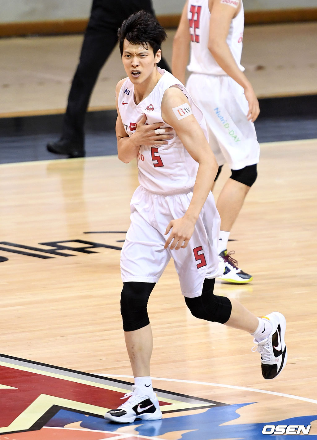 20일 ‘2020~2021 현대모비스 프로농구’ KGC인삼공사와 SK의 경기에서 2쿼터 SK 김선형이 3점슛을 성공시키고 환호하고 있다. /sunday@osen.co.kr