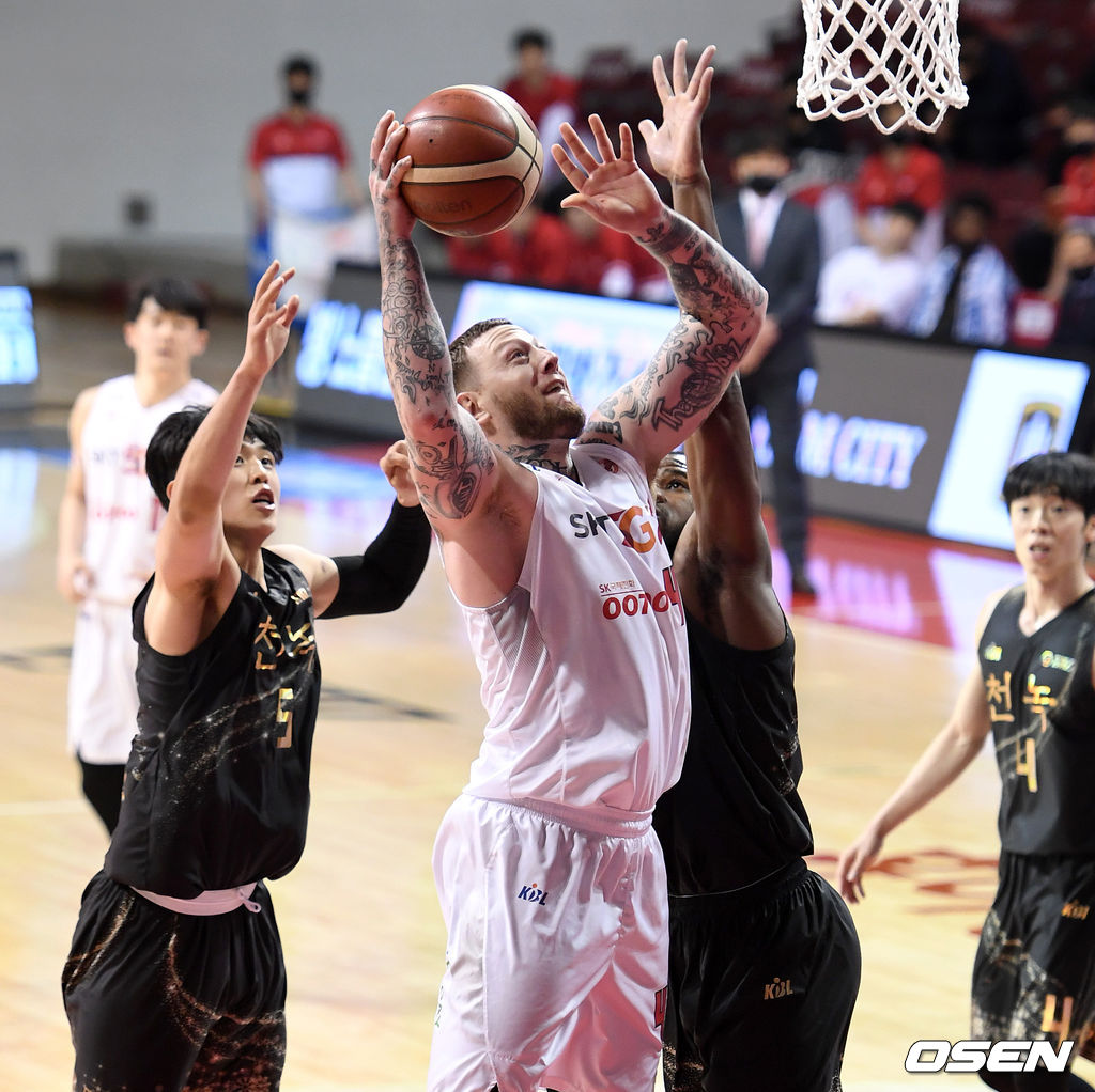 20일 ‘2020~2021 현대모비스 프로농구’ KGC인삼공사와 SK의 경기에서 4쿼터 SK 미네라스가 슛을 시도하고 있다. /sunday@osen.co.kr