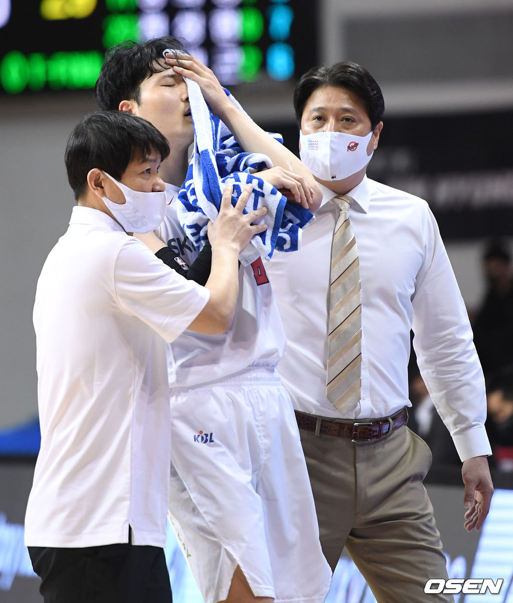 20일 ‘2020~2021 현대모비스 프로농구’ KGC인삼공사와 SK의 경기에서 3쿼터 SK 안영준이 KGC인삼공사 양희종과 충돌 후 눈 부상으로 교체되고 있다. /sunday@osen.co.kr