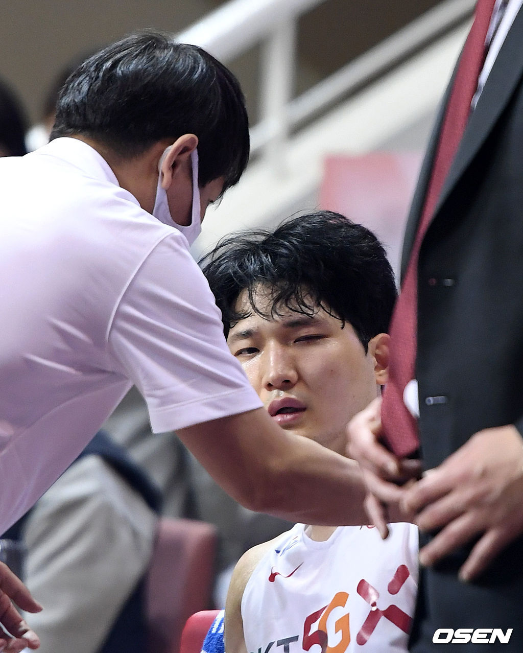 20일 ‘2020~2021 현대모비스 프로농구’ KGC인삼공사와 SK의 경기에서 3쿼터 SK 안영준이 KGC인삼공사 양희종과 충돌 후 눈 부상으로 교체되며 벤치에서 치료를 받고 있다. /sunday@osen.co.kr