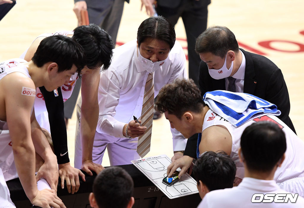20일 ‘2020~2021 현대모비스 프로농구’ KGC인삼공사와 SK의 경기에서 2쿼터 SK 문경은 감독이 선수들에게 작전을 지시하고 있다. /sunday@osen.co.kr