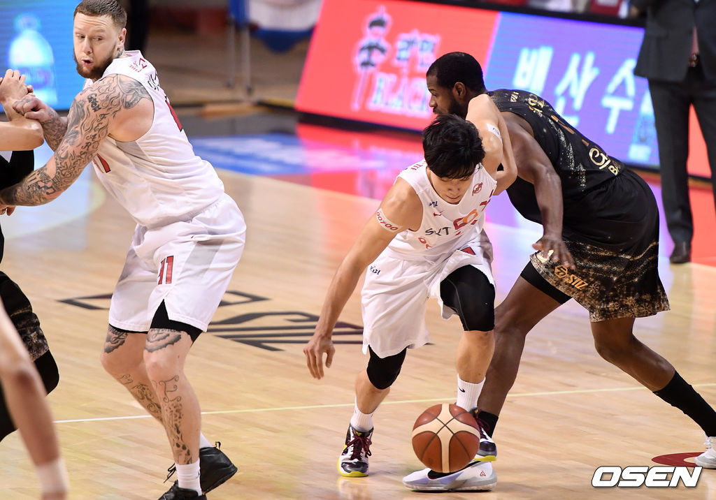 20일 ‘2020~2021 현대모비스 프로농구’ KGC인삼공사와 SK의 경기에서 4쿼터 SK 오재현이 드리블 돌파를 시도하고 있다. /sunday@osen.co.kr