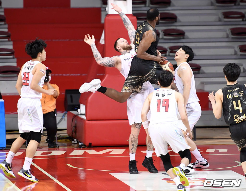 20일 ‘2020~2021 현대모비스 프로농구’ KGC인삼공사와 SK의 경기에서 4쿼터 SK 수비진이 KGC인삼공사 윌리엄스의 공격을 막고 있다. /sunday@osen.co.kr