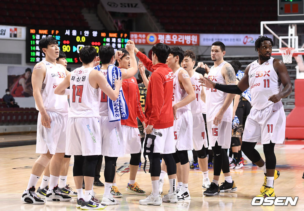 20일 ‘2020~2021 현대모비스 프로농구’ KGC인삼공사와 SK의 경기에서 SK 선수들이 승리의 기쁨을 나누고 있다. /sunday@osen.co.kr