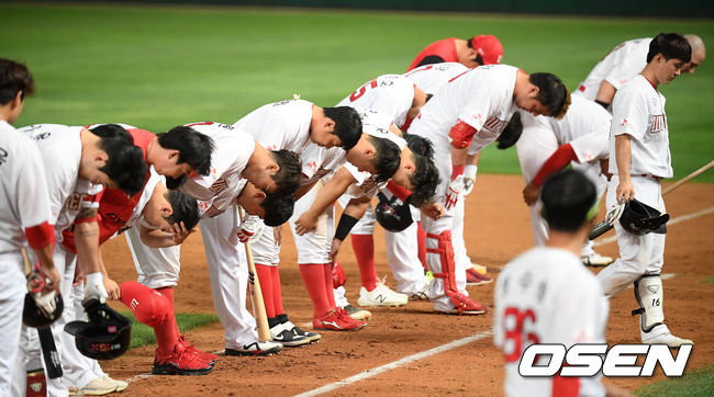 경기를 마치고 SK 선수들이 인사를 하고 있다. / rumi@osen.co.kr