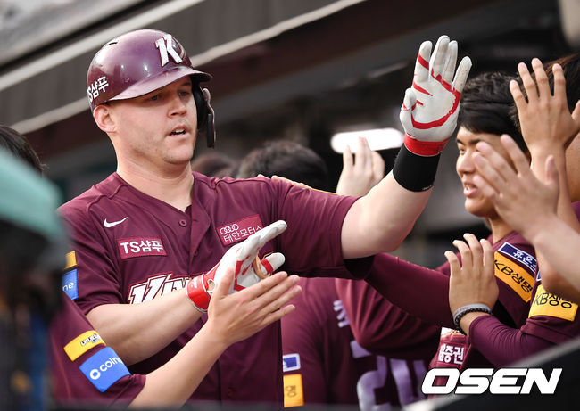 키움 샌즈가 투런 홈런을 때린 뒤 동료들과 하이파이브를 하고 있다. / youngrae@osen.co.kr