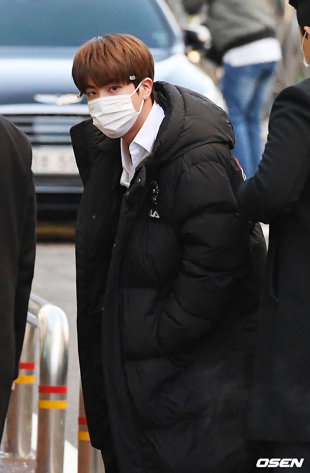방탄소년단 진이 차에서 내려 입장하고 있다./rumi@osen.co.kr