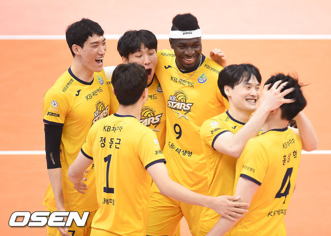 22일 오후 경기도 의정부시 의정부체육관에서 도드람 2020~2021시즌 V-리그' KB손해보험과 한국전력의 경기가 진행됐다.1세트 승리를 거둔 KB손해보험 선수들이 기뻐하고 있다.  / soul1014@osen.co.kr