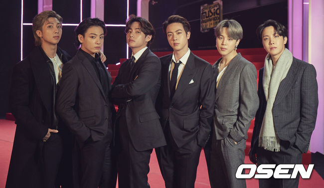 [OSEN=사진팀] 6일 오후 2020 엠넷 아시안 뮤직 어워즈(2020 MAMA) 레드카펫 행사가 열렸다. 그룹 방탄소년단이 포토타임을 갖고 있다./photo@osen.co.kr[사진] CJ ENM 제공