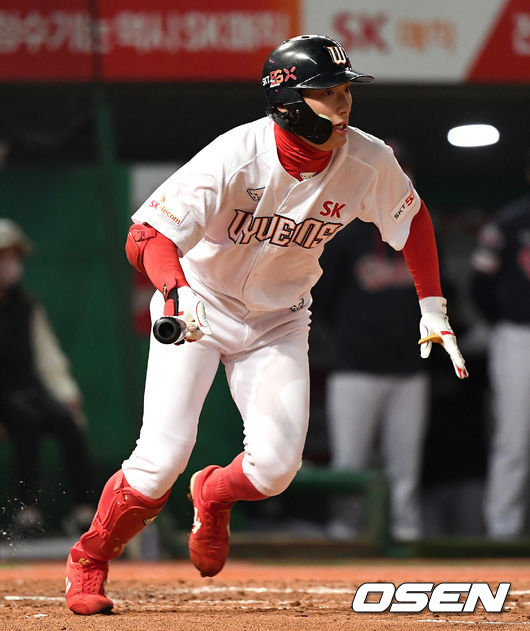 SK 외야수 최지훈.