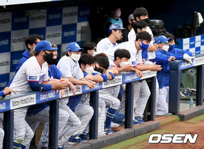 30일 오후 대구삼성라이온즈파크에서 ‘2020 신한은행 SOL KBO 리그’ 삼성 라이온즈와 KT 위즈의 경기가 열렸다.연장 10회초 KT 허도환, 강민국에게 적시타를 허용한 뒤 삼성 선수들이 아쉬워하고 있다./ksl0919@osen.co.kr