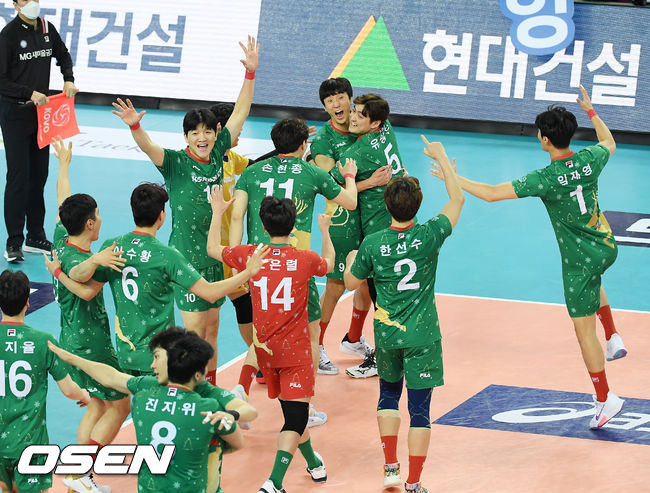 23일 오후 인천 계양체육관에서 도드람 2020-2021 V리그 남자부 경기를 마치고 대한항공 선수들이 기뻐하고 있다./ rumi@osen.co.kr