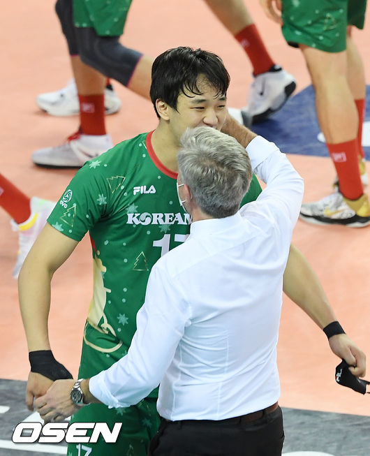 경기를 마치고 대한항공 임동혁이 산틸리 감독과 포옹을 하고 있다./ rumi@osen.co.kr