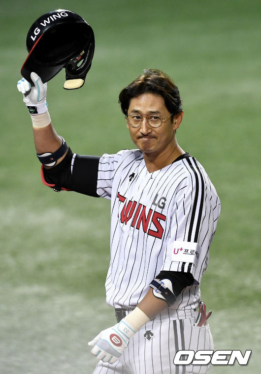 5회말 2사 1, 2루 상황 LG 박용택이 내야 땅볼로 물러난 뒤 홈 팬들의 환호에 헬멧을 벗어 인사하고 있다. / dreamer@osen.co.kr