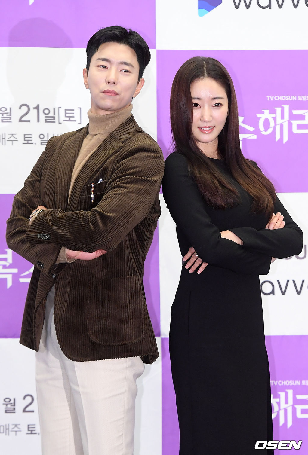 배우 윤현민과 김사랑이 무대 위에서 포토타임을 갖고 있다./ rumi@osen.co.kr