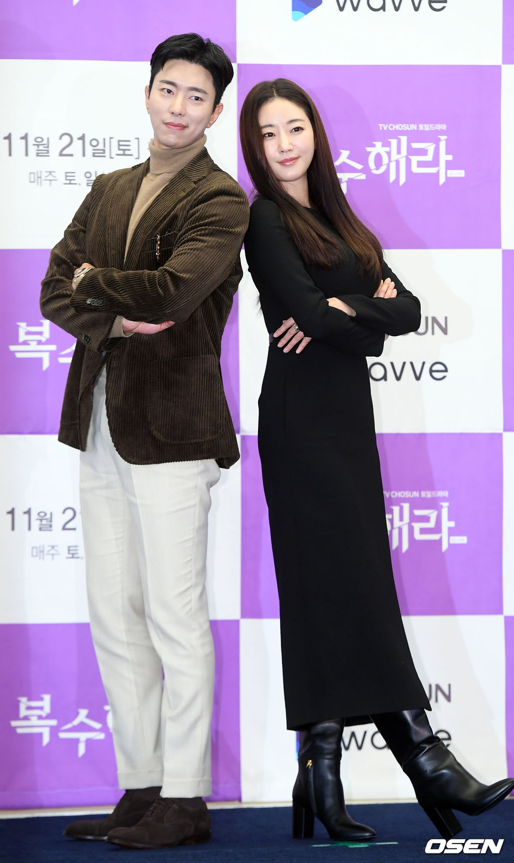 배우 윤현민과 김사랑이 무대 위에서 포토타임을 갖고 있다./ rumi@osen.co.kr