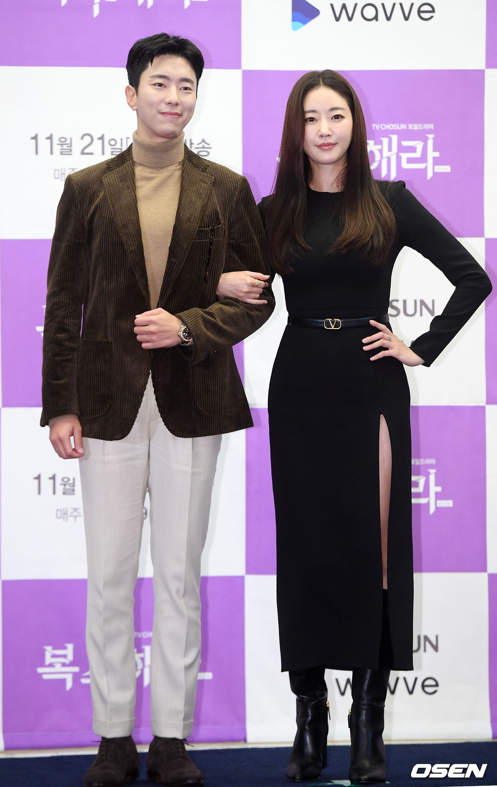 배우 윤현민과 김사랑이 무대 위에서 포토타임을 갖고 있다./ rumi@osen.co.kr