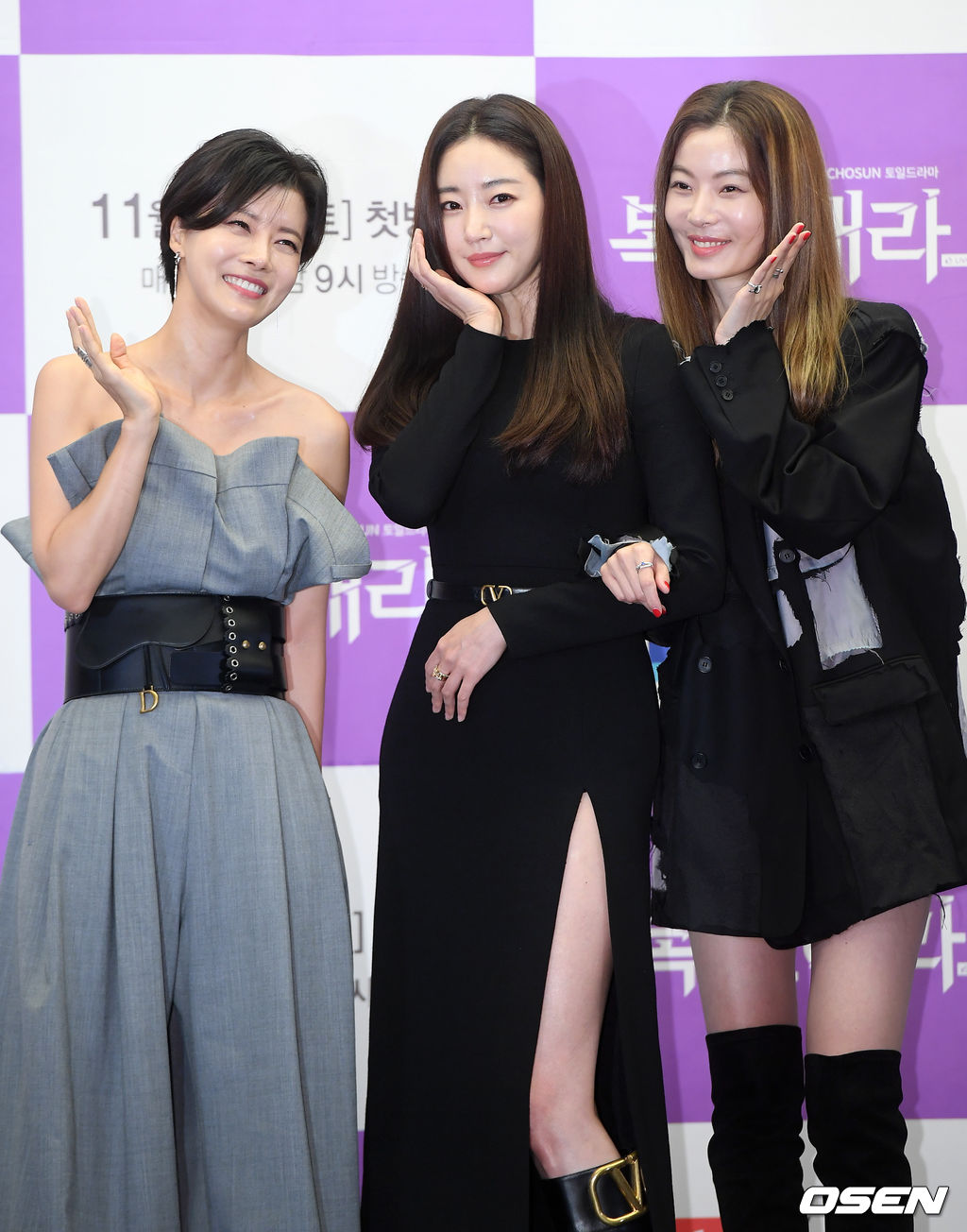 배우 유선, 김사랑, 윤소이가 무대 위에서 포토타임을 갖고 있다./ rumi@osen.co.kr