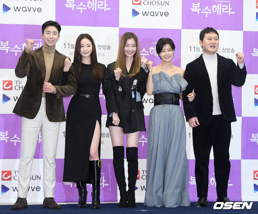 배우 윤현민, 김사랑, 윤소이, 유선, 정만식이 무대 위에서 포토타임을 갖고 있다./ rumi@osen.co.kr
