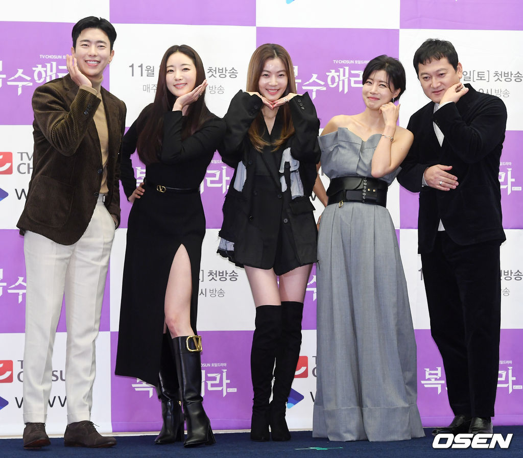 배우 윤현민, 김사랑, 윤소이, 유선, 정만식이 무대 위에서 포토타임을 갖고 있다./ rumi@osen.co.kr