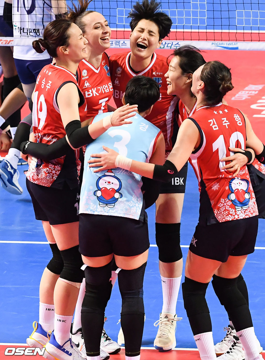 모두가 즐거운 순간 허리 펴지 못하는 신연경