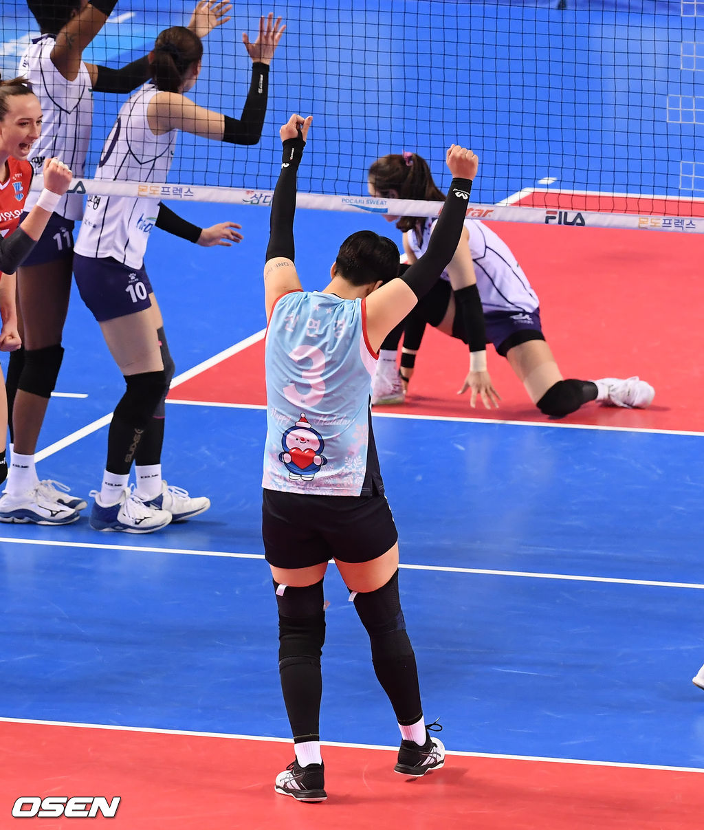 풀세트 승리 후 만세하는 신연경