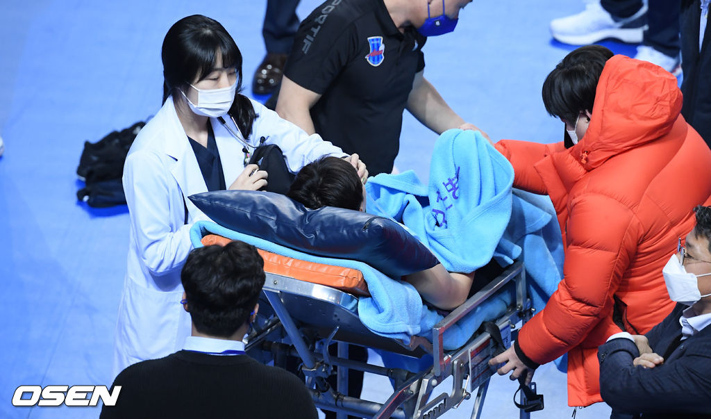 현장의료진 응급조치 이후 병원 이송되는 신연경