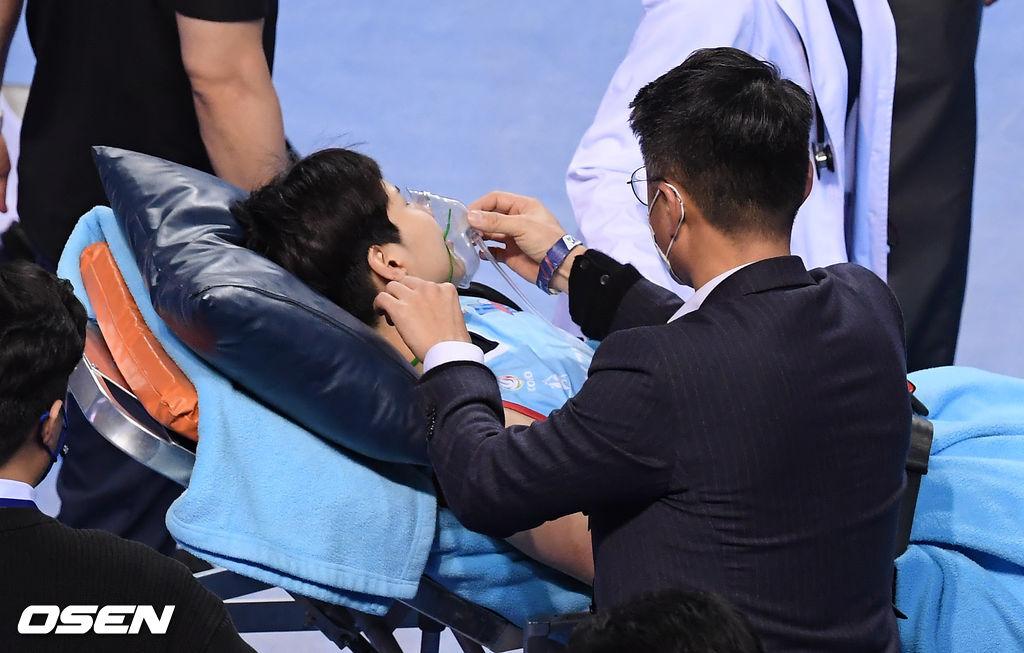 현장의료진 응급조치 이후 병원 이송되는 신연경