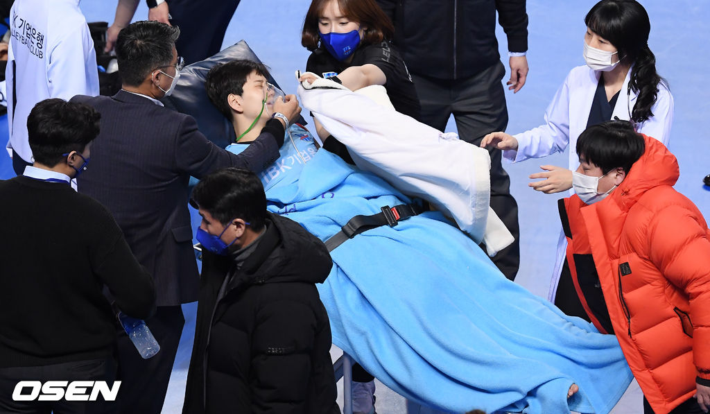 현장의료진 응급조치 이후 병원 이송되는 신연경