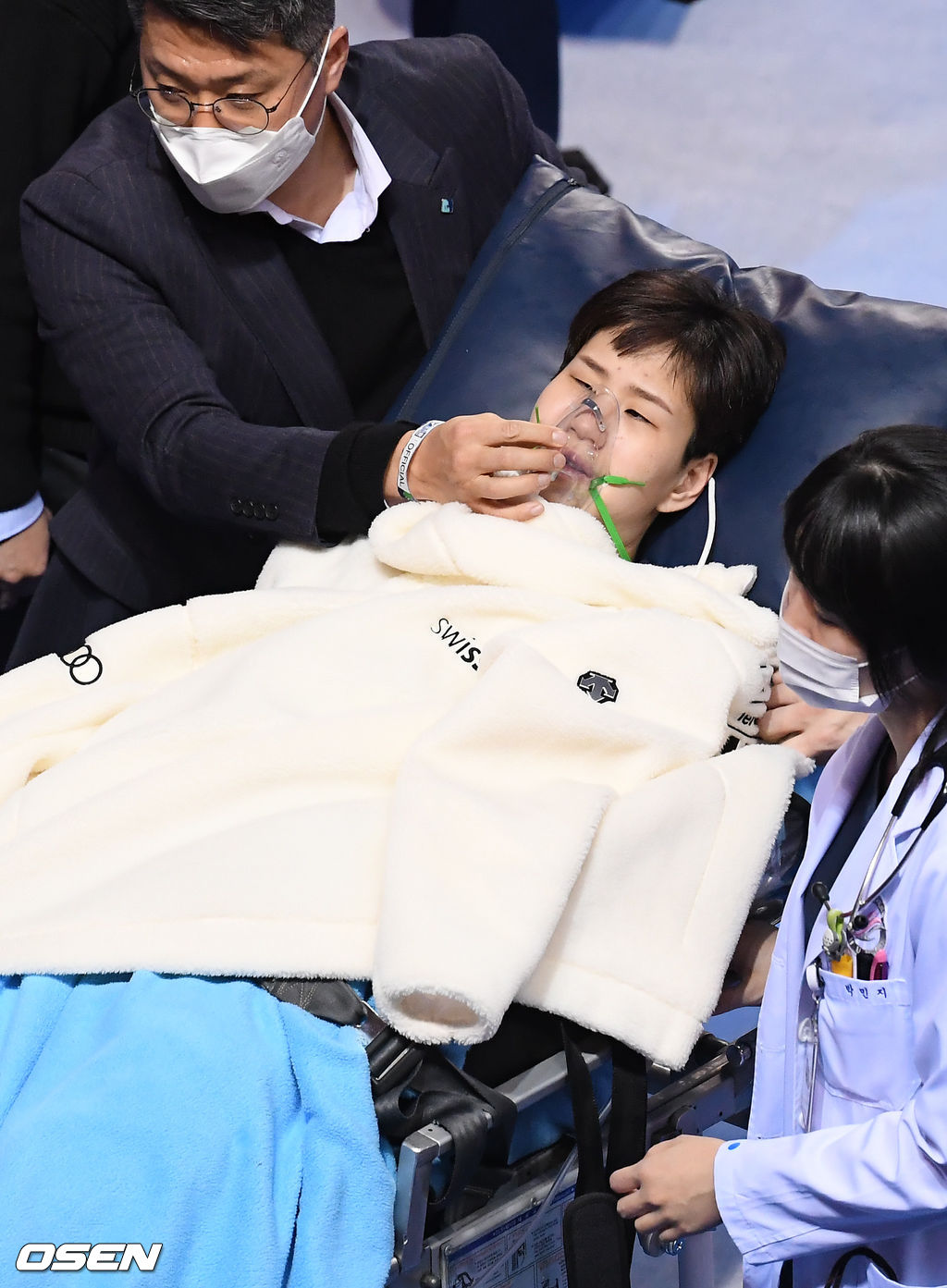 현장의료진 응급조치 이후 병원 이송되는 신연경