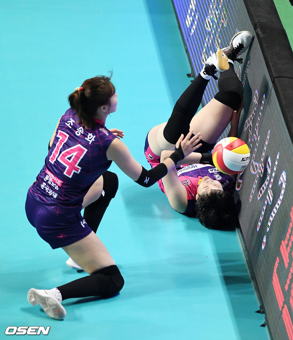 흥국생명 조송화, 신연경이 몸을 날려 디그를 시도하고 있다. /pjmpp@osen.co.kr