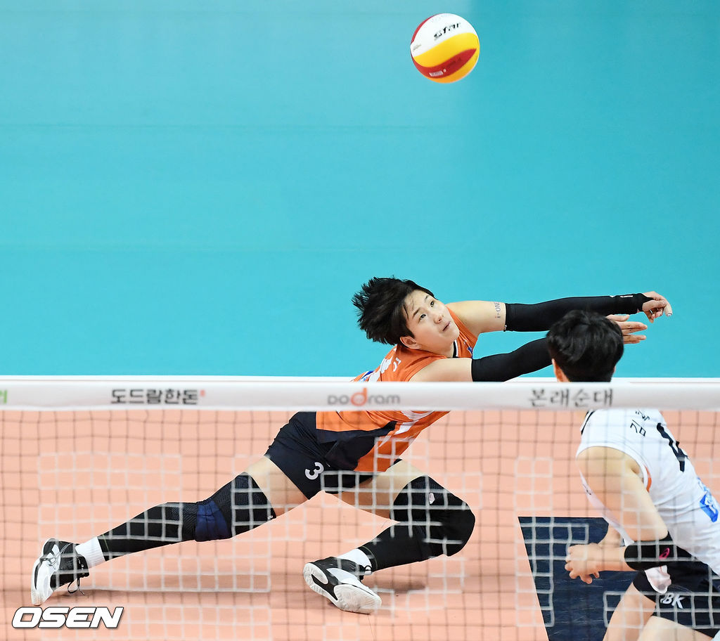 1세트 IBK기업은행 신연경이 몸을 날려 볼을 받아내고 있다./ rumi@osen.co.kr