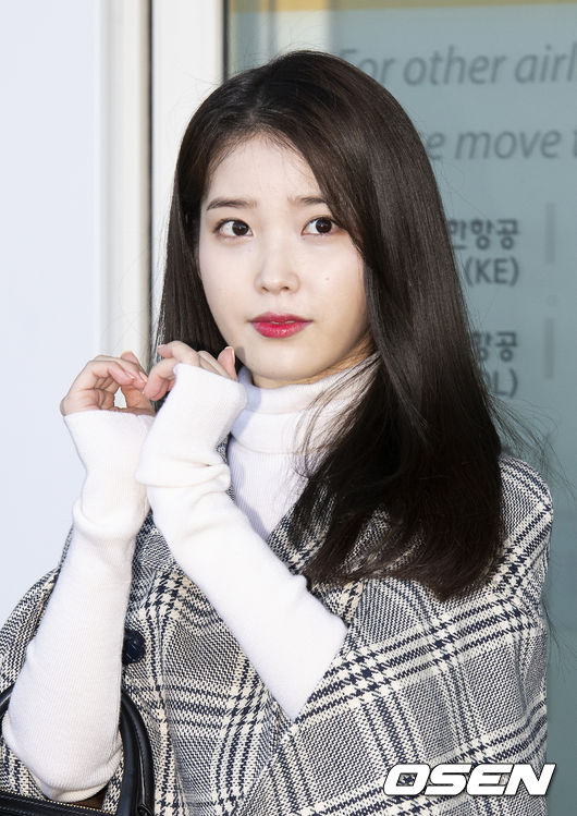 가수 아이유가 출국장으로 향하며 포즈를 취하고 있다. /cej@osen.co.kr