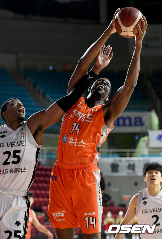 24일 오후 인천 삼산월드체육관에서 ‘2020-2021 현대모비스 KBL’ 인천 전자랜드와 창원 LG의 경기가 열렸다.1쿼터 전자랜드 헨리 심스가 리바운드를 하고 있다./ksl0919@osen.co.kr