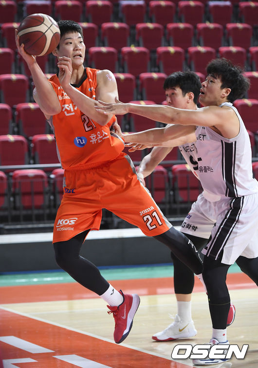 24일 오후 인천 삼산월드체육관에서 ‘2020-2021 현대모비스 KBL’ 인천 전자랜드와 창원 LG의 경기가 열렸다.1쿼터 전자랜드 이대헌이 패스를 시도하고 있다./ksl0919@osen.co.kr