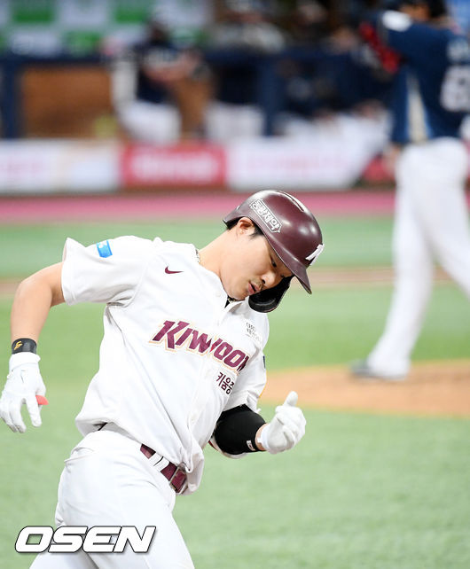 7일 오후 서울 고척스카이돔에서 '2020 신한은행 SOL KBO리그' 키움 히어로즈와 NC 다이노스의 경기가 열렸다.5회말 키움 김하성이 좌월 솔로홈런을 날린 후 그라운드를 돌고 있다. /rumi@osen.co.kr