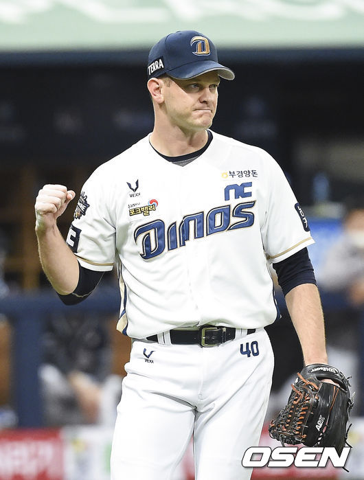 24일 오후 서울 고척스카이돔에서 ‘2020 신한은행 SOL KBO리그’ 포스트시즌 한국시리즈 6차전 NC 다이노스와 두산 베어스의 경기가 열렸다.4회초 실점 위기 넘긴 NC 선발투수 루친스키가 주먹을 쥐며 환호하고 있다.  / soul1014@osen.co.kr