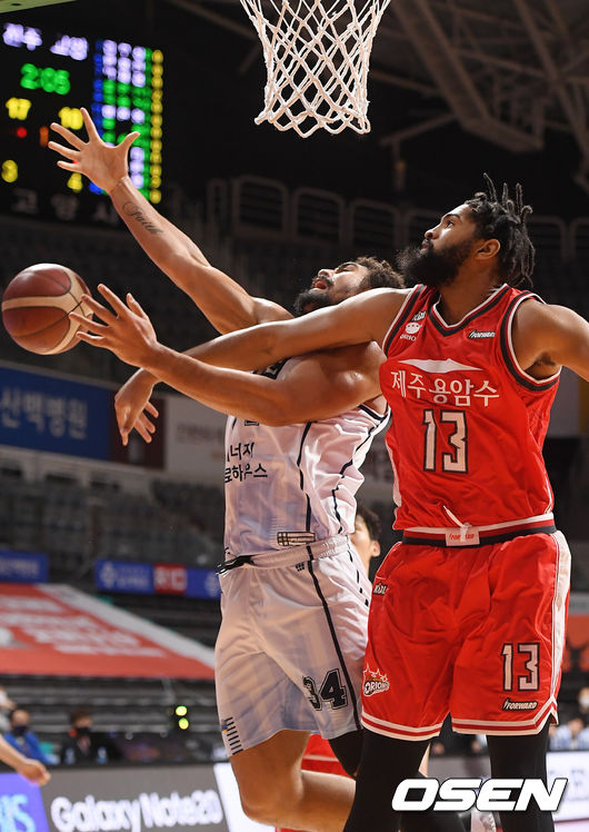 1쿼터 KCC 데이비스가 오리온 로슨에게 블로킹을 당하고 있다./ rumi@osen.co.kr