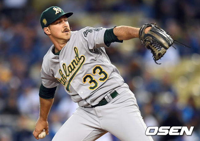1회말 오클랜드 다니엘 멩덴이 역투하고 있다. / youngrae@osen.co.kr