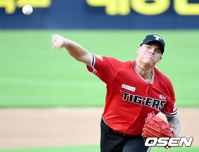 KIA 선발투수 브룩스가 마운드에 올라 힘차게 공을 뿌리고 있다./ksl0919@osen.co.kr