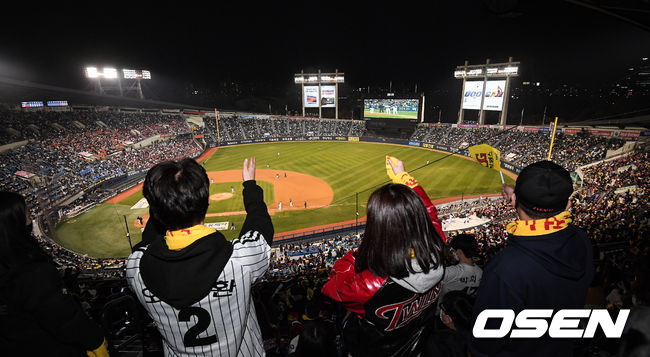 2020 KBO리그 준플레이오프 2차전, LG 트윈스와 두산 베어스의 경기가 진행됐다. LG 팬들이 열띤 응원을 펼치고 있다. / soul1014@osen.co.kr