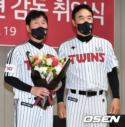 LG 류지현 신임 감독과 김동수 수석 코치가 기념촬영을 하고 있다. / dreamer@osen.co.kr