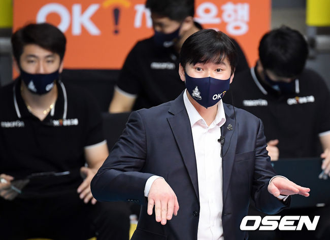 2세트 OK금융그룹 석진욱 감독이 작전을 지시하고 있다. /cej@osen.co.kr