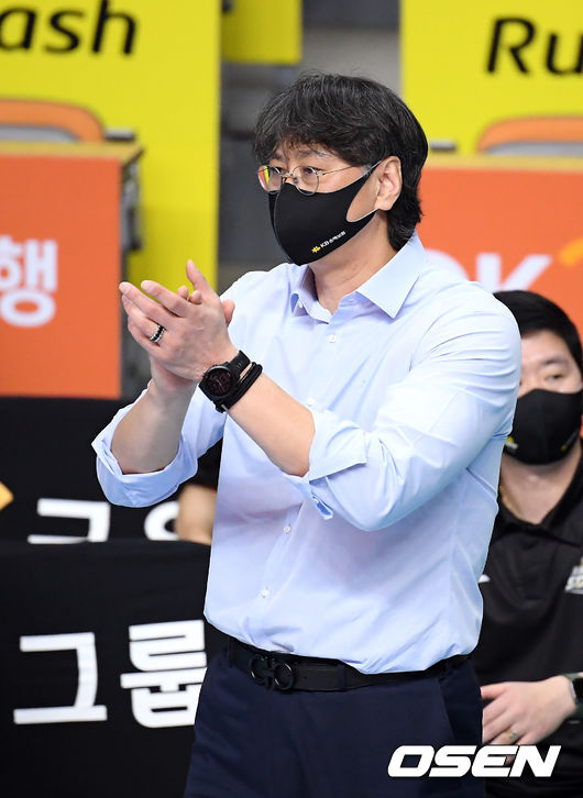 26일 오후 경기도 안산시 상록수체육관에서 ‘도드람 2020-2021 V리그’ OK금융그룹과 KB손해보험의 경기가 열렸다.2세트 KB손해보험 이상열 감독이 선수들을 독려하고 있다. /cej@osen.co.kr