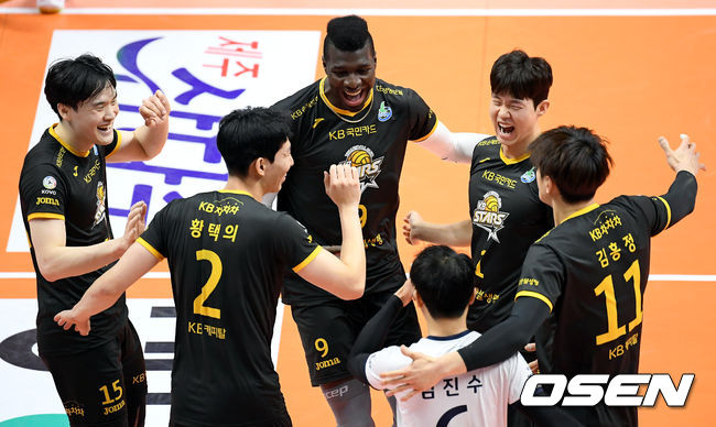 1세트 KB손해보험 선수들이 득점에 기뻐하고 있다. /cej@osen.co.kr