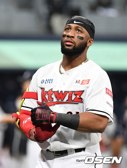 이로써 시리즈 전적 2승을 선점한 두산은 6년 연속 한국시리즈 진출까지 단 1승만 남겨두게 됐다. 아울러 포스트시즌 8연승을 내달리며 역대 포스트시즌 최다 연승 기록 공동 2위에 올랐다. 창단 첫 가을야구의 KT는 시리즈 전적 2패로 패퇴 위기에 몰렸다.경기 종료 후 KT 로하스가 아쉬워하고 있다. /sunday@osen.co.kr