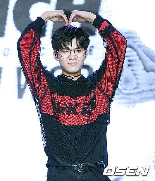 디크런치 현우가 포토타임을 갖고 있다. /pjmpp@osen.co.kr